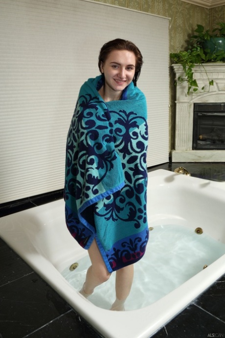 Kelsey Kage model nude picture