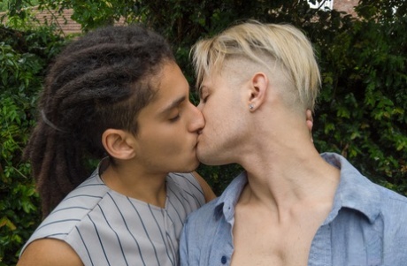 gay kissing porn pic