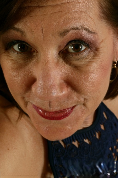 brunette oma prachtige kunst galerijen