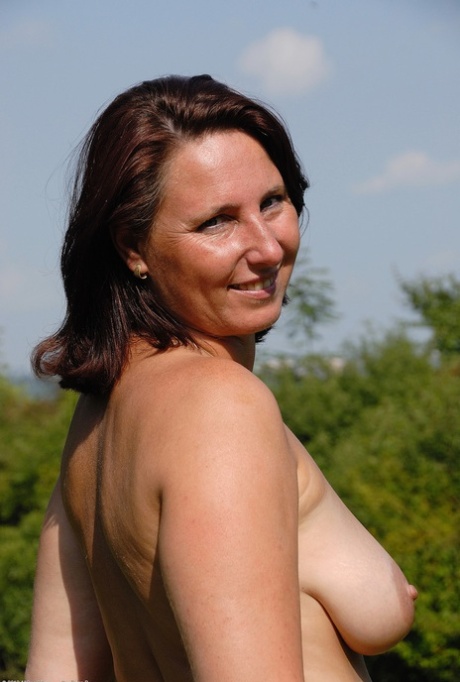 mature outdoor hot img