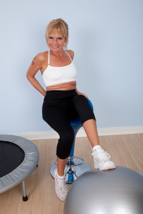 mature yoga pants beautiful xxx pic