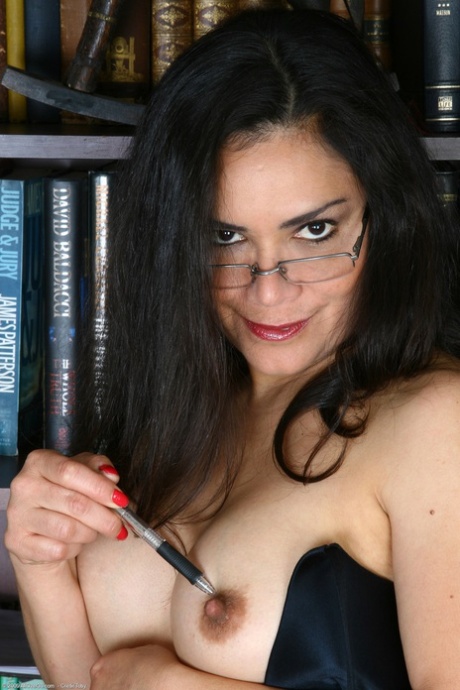 mature latina top picture