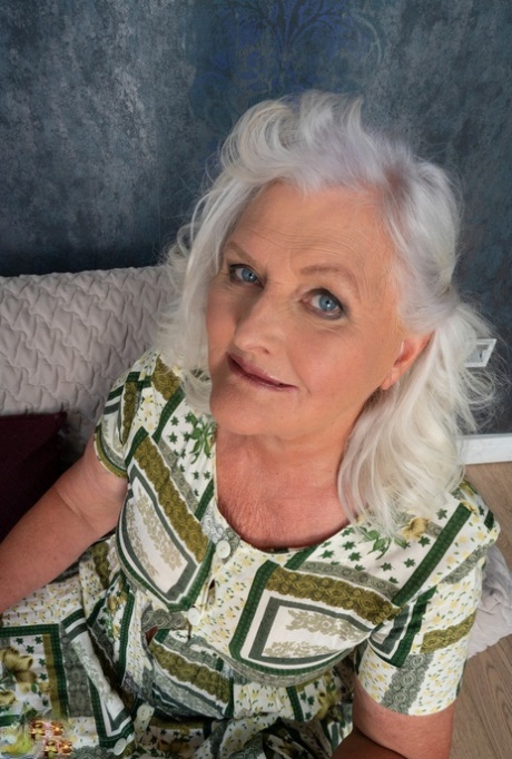 granny seduces boy sexy nudes photos