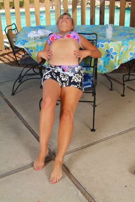 mature bikini free sexy gallery