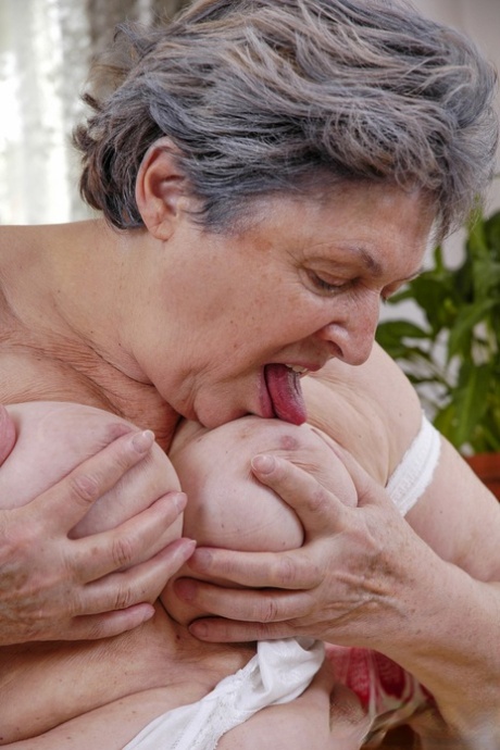 nenek payudara alami cantik foto