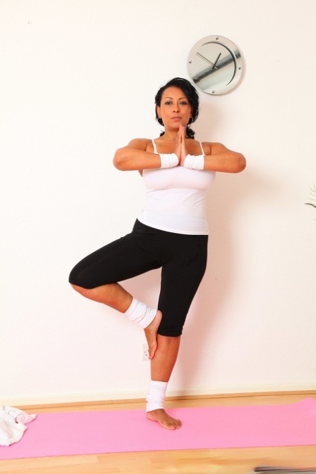 pantaloni da yoga maturi bellissimo nudo collezione