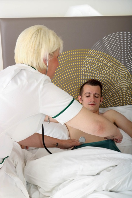 medicinska sestra krupnih grudi odrasli fotografije