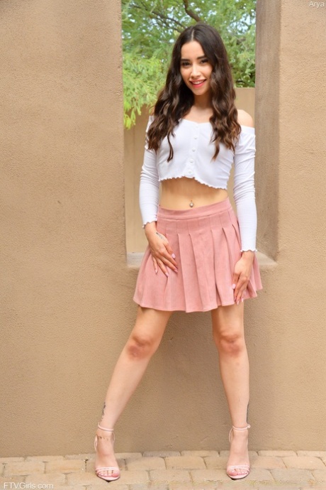 Aria Lee art model img