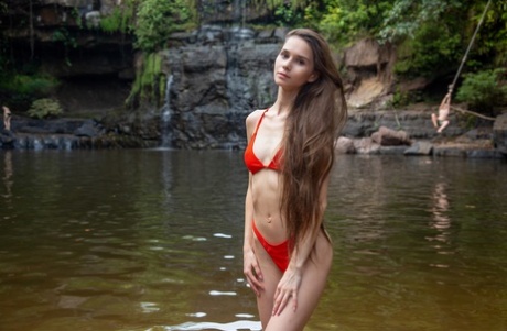 bikini de adolescente delgada erótica exclusiva galería