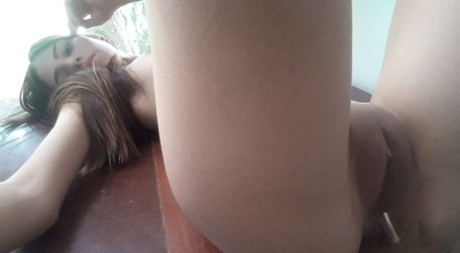 小さなおっぱいと大きな乳首 無料裸 写真