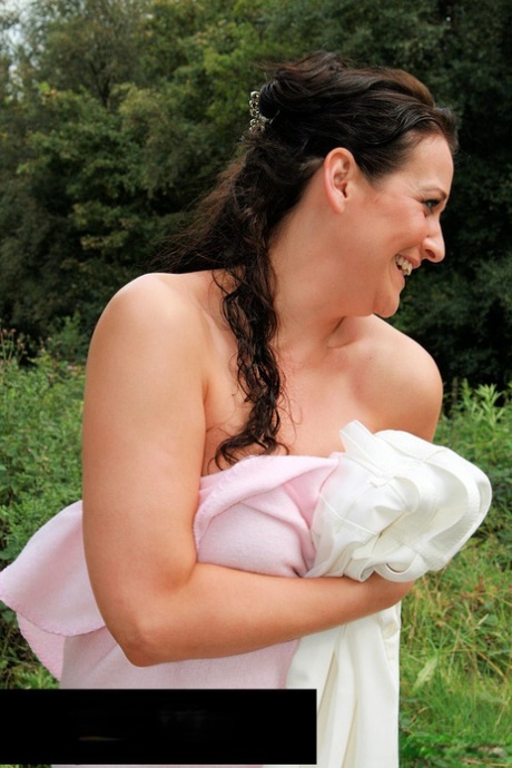 milf outdoor hot image