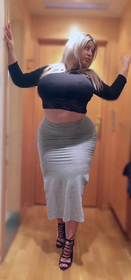 tetas grandes vestidas pornografía foto