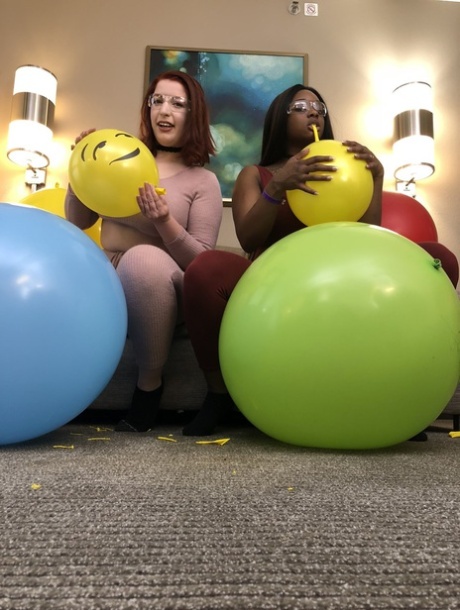 curvy lesbian porn img