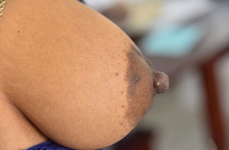 乌木乳头 免費性愛 照片