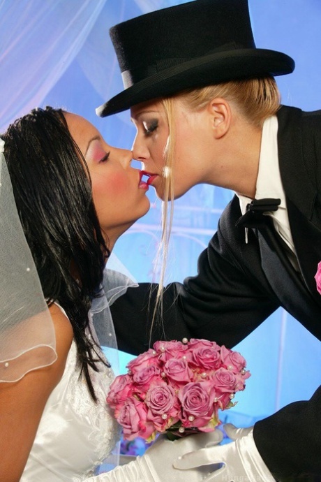 ebony kissing free xxx photos