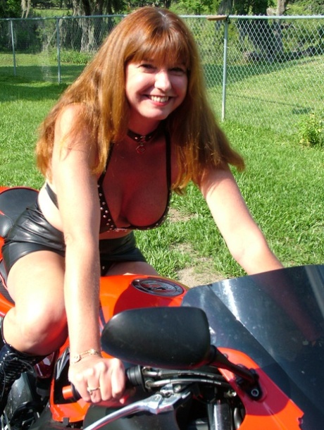 Dee Delmar model hot picture