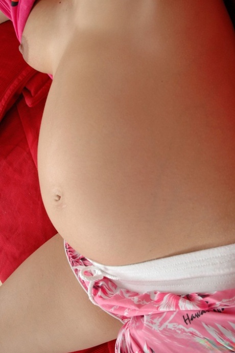 pregnant teen hot nude pic