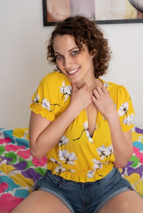מְתוּלתָל יפה עירום יפה תמונות