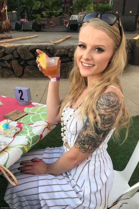 tetovirani tinejdžer seksi img