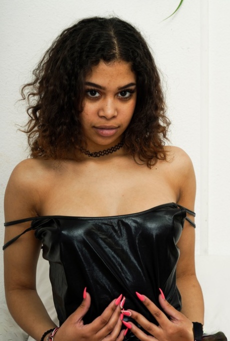 adolescente de ébano de piel clara exclusivo foto