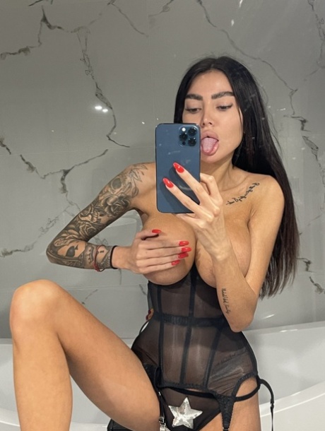 bercinta di kamar mandi cantik gambar