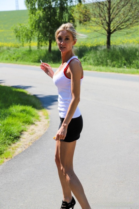 laiha blondi milf kuumaa pornoa kuva