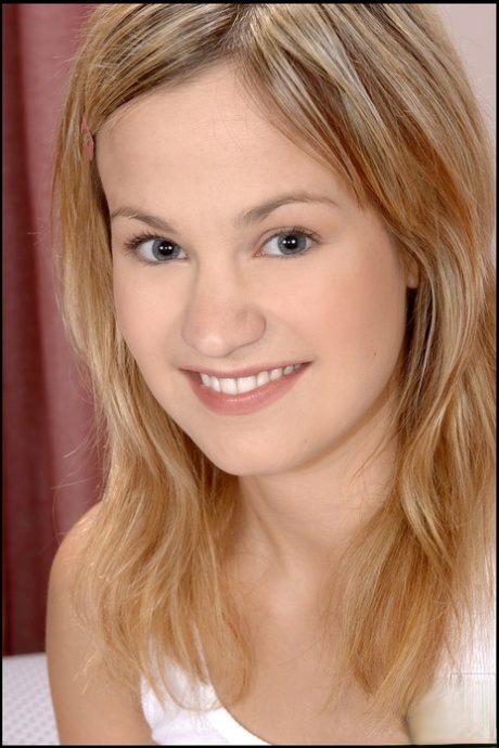 Luigina Nike model pretty photos