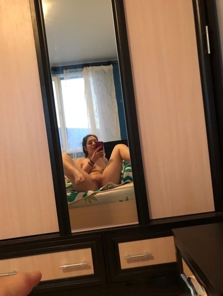 selfie u ogledalu gola fotografija