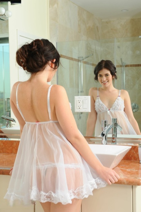 cô gái tóc nâu nhỏ nhắn khỏa thân đẹp hình ảnh