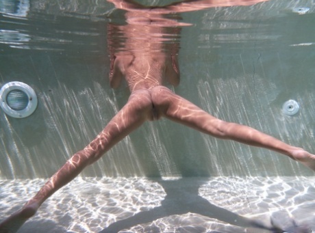 Unterwasser hübsche nackten foto