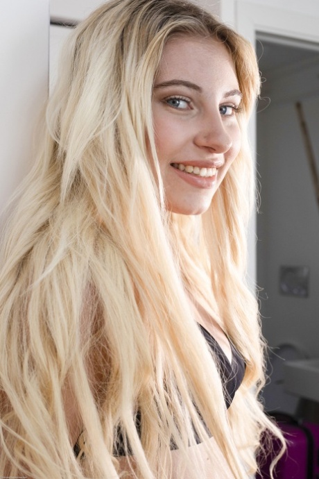 Lilly Bella nude model photo
