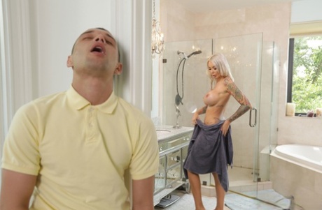 Blondie Bombshell porn actress pictures