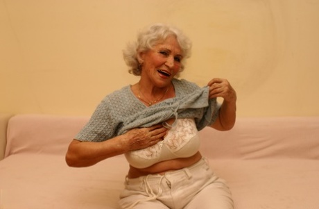 奶奶脱衣服 色情 畫廊