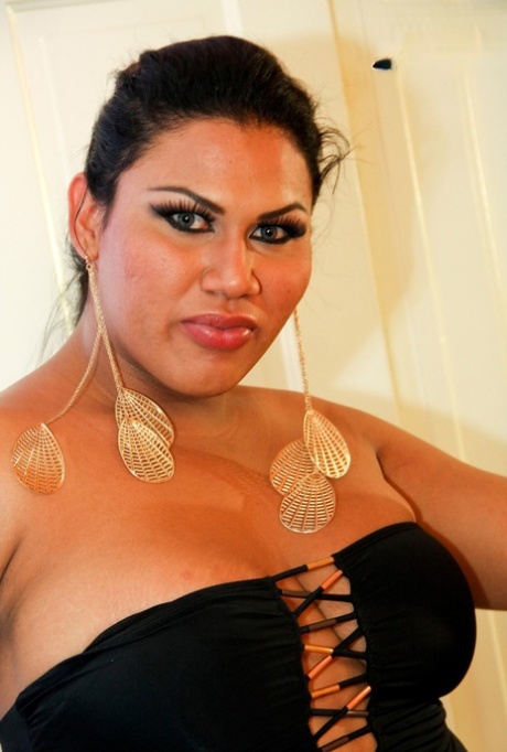 huge shemale free nude picture