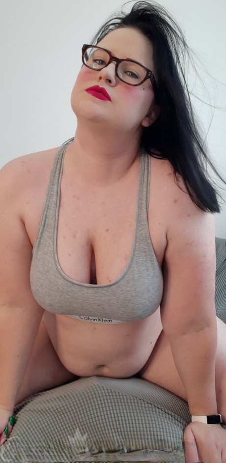 bébé tout en courbes assez nue photo