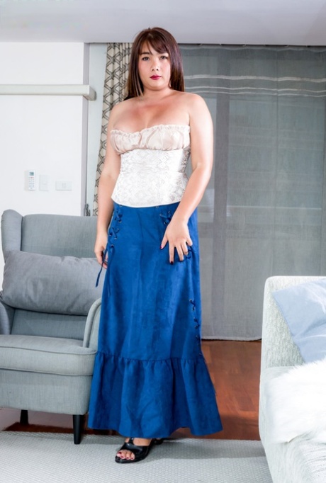 huge shemale hot naked images
