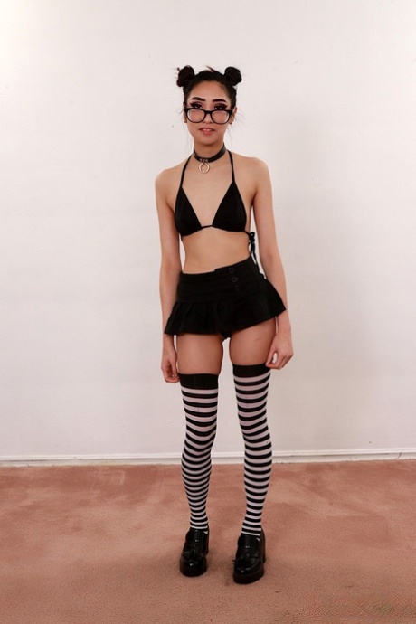 asiatische kleine Titten erwachsene bild