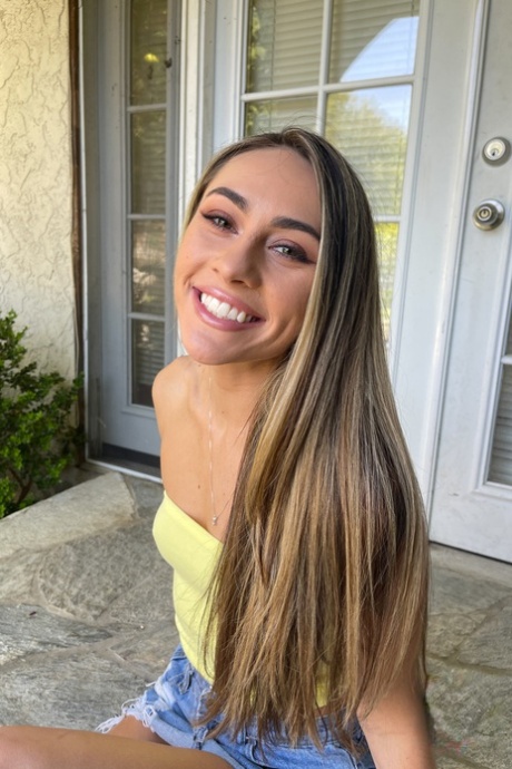 Mackenzie Mace pretty model pic