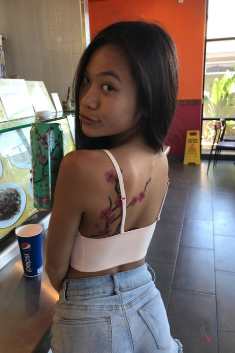 アジア人の彼女 美しい裸 写真