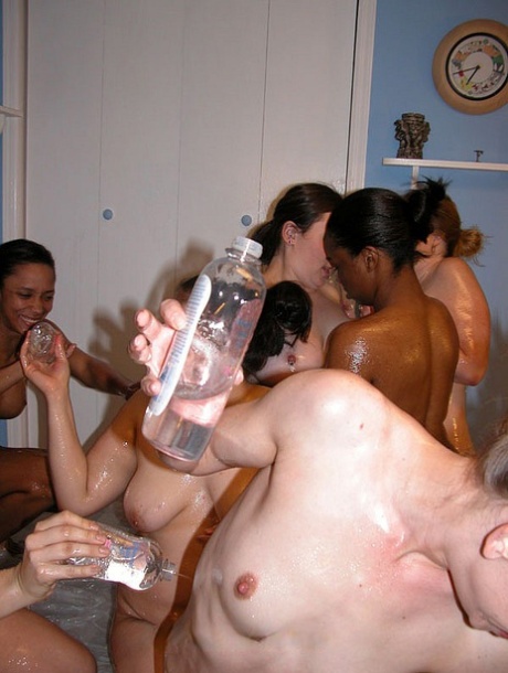 女同性恋狂欢 自由裸體 照片