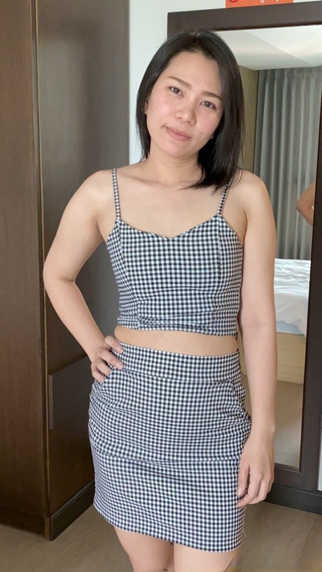azijska milfka seksi gole slike