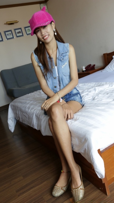 waria telanjang cantik gambar