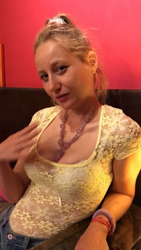 brineta kratke kose lijepa gola fotografije