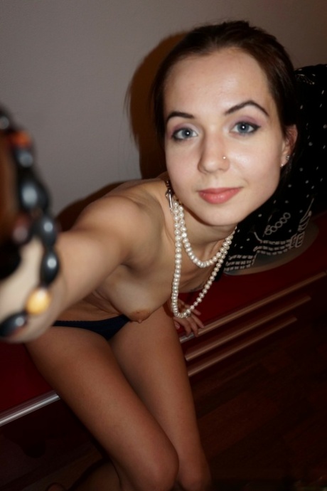 selfie s malim sisama seksi gole galerija