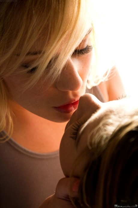 lesbian kissing sexy naked photo
