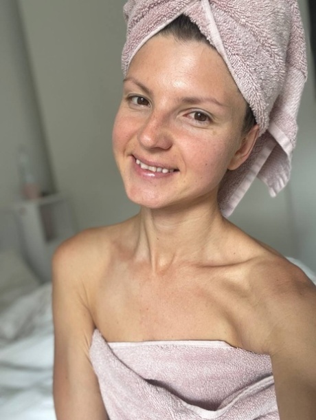 pretty face free naked image