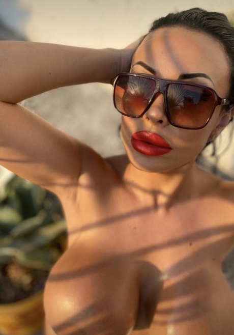 crveni ruž za usne gola fotografija