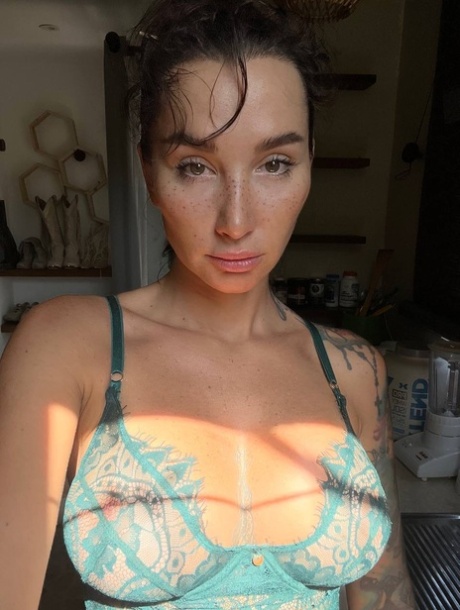 long hair sexy naked picture