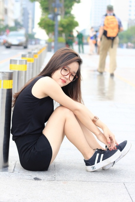 小柄なアジア人 セクシーヌード 画像