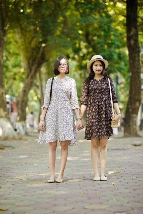 เซลฟี่หน้าอกเล็ก อีโรติก ภาพถ่าย